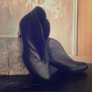 MUNRO black booties boots low heel size 8 1/2